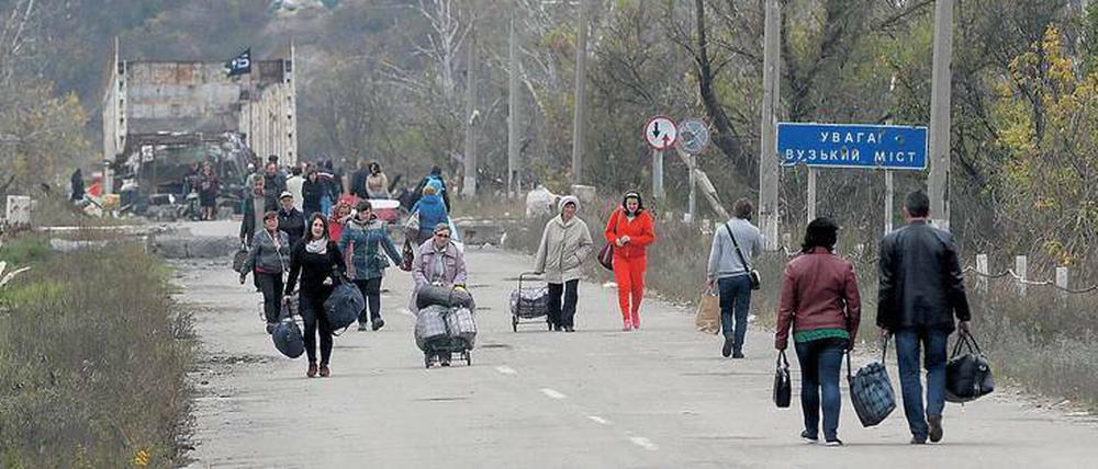 Frontverlauf. Straße auf der Grenze zwischen den Pro-Moskau-Rebellen und ukrainischen Truppen in der Region Luhansk.