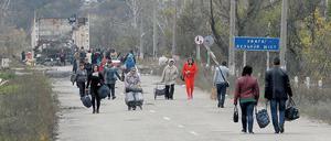 Frontverlauf. Straße auf der Grenze zwischen den Pro-Moskau-Rebellen und ukrainischen Truppen in der Region Luhansk.