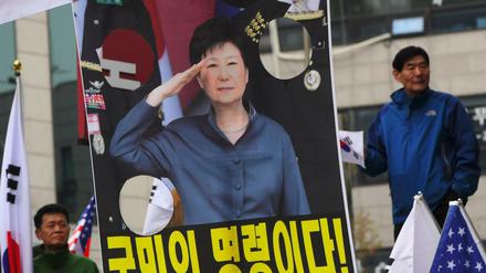 Unterstützer der früheren südkoreanischen Präsidentin Park Geun Hye fordern vor Gericht ihre Freilassung.