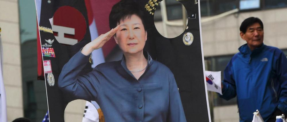 Unterstützer der früheren südkoreanischen Präsidentin Park Geun Hye fordern vor Gericht ihre Freilassung.