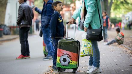 Flüchtlinge warten in Berlin auf dem Gelände des Landesamtes für Gesundheit und Soziales (LaGeSo) auf ihre Registrierung. 