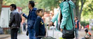 Flüchtlinge warten in Berlin auf dem Gelände des Landesamtes für Gesundheit und Soziales (LaGeSo) auf ihre Registrierung. 