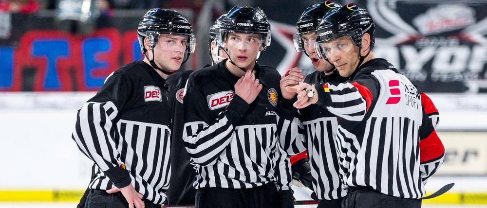 Viele Augen sehen nicht alles. Das Schiedsrichtergespann beim Play-Off-Spiel der Eisbären in Nürnberg.