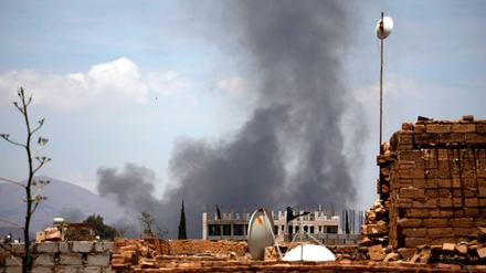 Nach einem Luftangriff der von Saudi-Arabien geführten Koalition im Jemen steigt Rauch auf. 