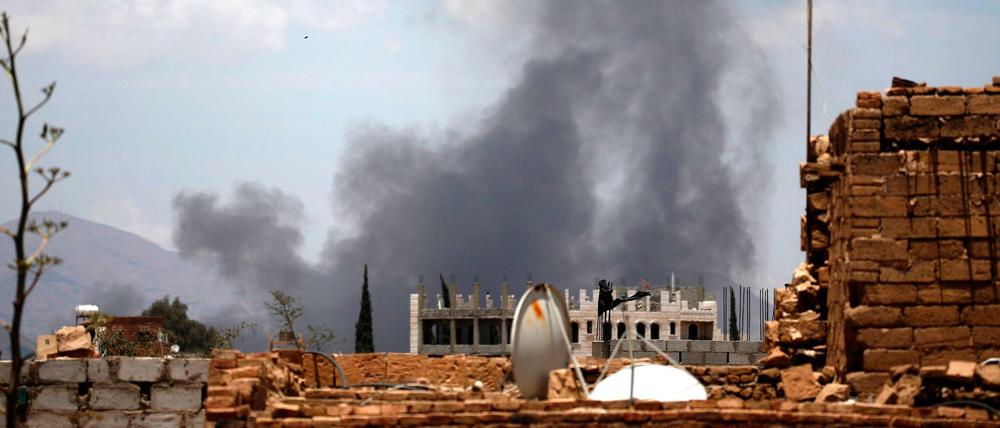 Nach einem Luftangriff der von Saudi-Arabien geführten Koalition im Jemen steigt Rauch auf. 