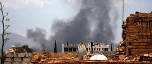 Nach einem Luftangriff der von Saudi-Arabien geführten Koalition im Jemen steigt Rauch auf. 