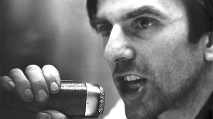 Am 11. April 1968 feuerte der 23jährige, gescheiterte Fremdenlegionär Josef Bachmann am Kurfürstendamm in Berlin drei Schüsse auf Rudi Dutschke ab. Der SDS-Ideologe verlor sein Gedächtnis und seine Sprechfähigkeit. Das Foto zeigt den Studentenführer und SDS-Ideologen Rudi Dutschke im Dezember 1967.