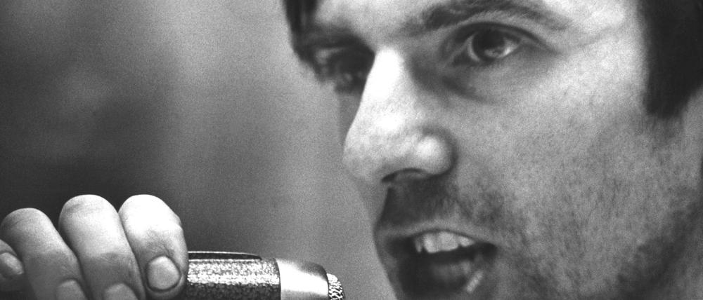Am 11. April 1968 feuerte der 23jährige, gescheiterte Fremdenlegionär Josef Bachmann am Kurfürstendamm in Berlin drei Schüsse auf Rudi Dutschke ab. Der SDS-Ideologe verlor sein Gedächtnis und seine Sprechfähigkeit. Das Foto zeigt den Studentenführer und SDS-Ideologen Rudi Dutschke im Dezember 1967.