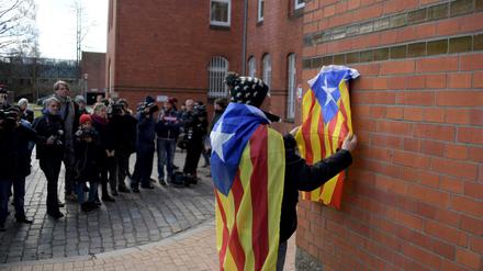 Eduard Alonso aus Girona in Katalonien hängt eine Estelada, die Fahne der katalanischen Nationalisten, an die Mauer der JVA Neumünster. 
