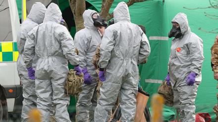 Soldaten tragen Schutzanzüge während der Ermittlungen zur Vergiftung des Ex-Doppelagent Skripal und dessen Tochter. 