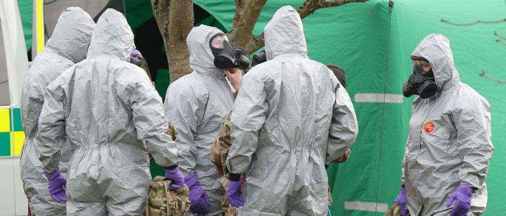 Soldaten tragen Schutzanzüge während der Ermittlungen zur Vergiftung des Ex-Doppelagent Skripal und dessen Tochter. 