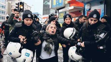Unter Protest. Die Polizei nimmt in Istanbul eine Demonstrantin gegen den Militäreinsatz in Afrin in Nord-Syrien fest. Proteste gegen den Militäreinsatz auf dem Hochschulcampus lösten auch die Verhaftungen an der Bogaziçi-Universität aus. 
