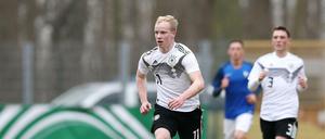 Dennis Jastrzembski von Hertha BSC im U-18-Länderspiel gegen Frankreich. Am Mittwoch unterschrieb der 18-Jährige seinen ersten Profivertrag.