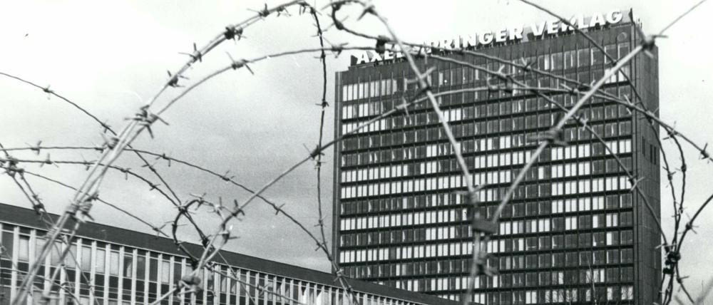 Das Springer-Hochhaus wurde nach dem Attentat auf Rudi Dutschke von der Polizei vorsorglich mit Stacheldraht gegen Demonstranten geschützt.