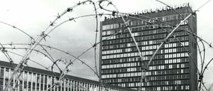 Das Springer-Hochhaus wurde nach dem Attentat auf Rudi Dutschke von der Polizei vorsorglich mit Stacheldraht gegen Demonstranten geschützt.