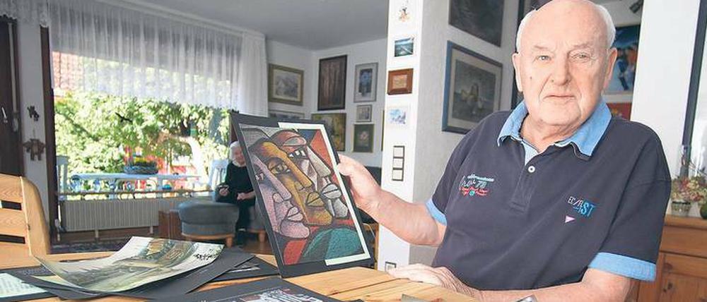 Nicht nur Fassade. Nicht nur Fassade. Wolfgang Nitsch bewahrt in seinem Haus in Rudow mehrere 100 Fotos mit Wandbildern auf.