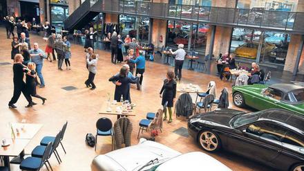 Automobiler Schwung. Tanzvergnügen zwischen hochglanzpolierten Oldtimern – das passt. Wie in gläsernen Garagen stehen die edlen Wagen hinter den Scheiben der Eventhalle der Moabiter Classic Remise – und sogar am Rand des großzügigen Eichenparketts sind einige motorisierte Ausstellungsstücke geparkt. 