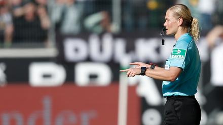 Bibiana Steinhaus zeigt den Videobeweis an - der lag im Gegensatz zu ihr richtig.