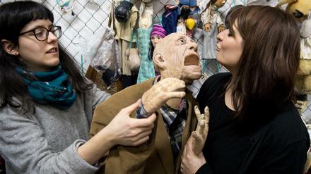 Zwei Studentinnen im Requisitenraum der Hochschule für Schauspielkunst "Ernst Busch"