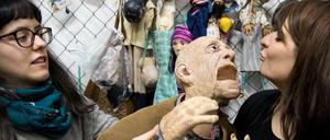 Zwei Studentinnen im Requisitenraum der Hochschule für Schauspielkunst "Ernst Busch"
