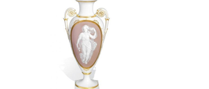 Prachtvase Pâte sur pâte „Hera mit Lilie“
