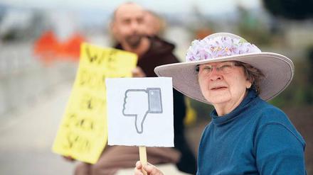 Der jüngste Datenskandal sorgt weltweit für Unmut bei Nutzern, wie hier bei einer Protestaktion in den USA. Die zuständigen deutschen Datenschützer haben aber zu wenig Personal für die Verfahren. 