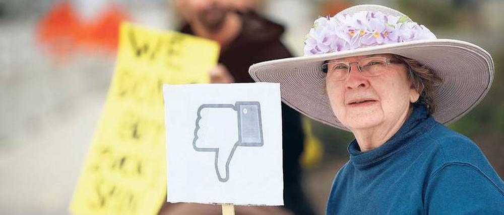 Der jüngste Datenskandal sorgt weltweit für Unmut bei Nutzern, wie hier bei einer Protestaktion in den USA. Die zuständigen deutschen Datenschützer haben aber zu wenig Personal für die Verfahren.