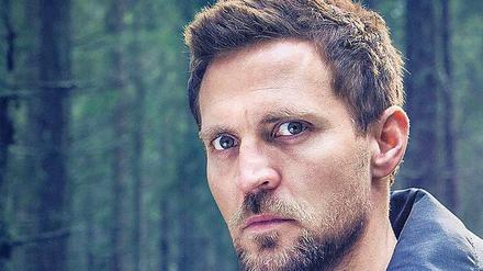 Blut ist dicker als Wasser. Polizist Nikolai Andreassen (Tobias Santelmann) hilft seinem Bruder Lars, eine Mordtat zu verschleiern. Foto: Sky
