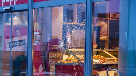 Einschusslöcher haben die Scheibe einer Bäckereifiliale beschädigt. 