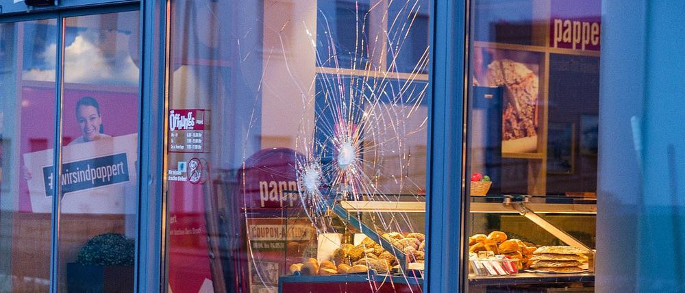 Einschusslöcher haben die Scheibe einer Bäckereifiliale beschädigt.