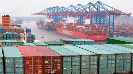 Riesige Container werden aus dem Hamburger Hafen in alle Welt verschifft.