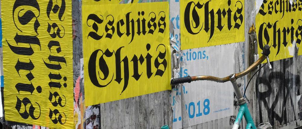Aufkleber mit der Aufschrift "Tschüss Chris" in Berlin