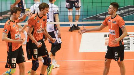  In Siegerlaune: Berlins Paul Carroll, Robert Kromm und Berlins Aleksandar Okolic jubeln nach einem Punktgewinn. Die Berlin Volleys gewinnen das Spiel mit 3:0. 
