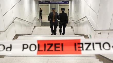 Einsatzkräfte der Polizei am Zugang zur Bahnhaltestelle Jungfernstieg
