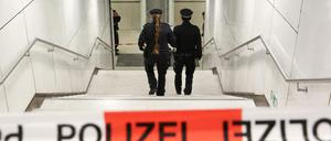 Einsatzkräfte der Polizei am Zugang zur Bahnhaltestelle Jungfernstieg