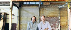 Übernahmeerfahren.Nikolaus Driessen (l.) und Florian Niedermeier hatten 2011die Markthalle Neun von der Stadt übernommen – und wiederin die schwarzen Zahlen geführt. In Moabit wollten sie das Experiment mit anderen Händlernwiederholen.