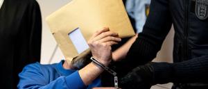 Der wegen Kindesmissbrauchs Angeklagte bekommt im Gerichtssaal des Landgerichts Freiburg die Handschließen aufgeschlossen. 