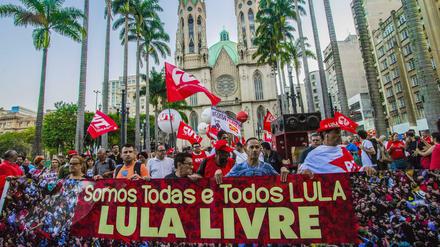 Sao Paulo: Anhänger des ehemaligen brasilianischen Präsidenten Lula da Silva demonstrieren gegen dessen Inhaftierung. 