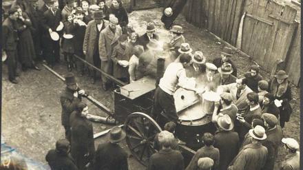 Mobile Suppenküche 1938 in Zbaszyn: Die Bevölkerung wurde in polnisch-jüdischen und jiddischen Zeitungen aufgerufen, Lebensmittel, Sachgegenstände und Geld für die ausgewiesenen Juden zu spenden.