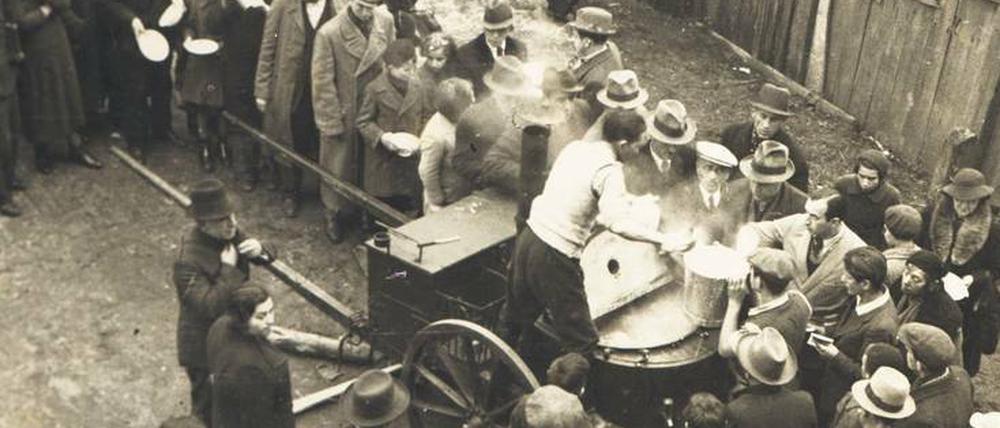 Mobile Suppenküche 1938 in Zbaszyn: Die Bevölkerung wurde in polnisch-jüdischen und jiddischen Zeitungen aufgerufen, Lebensmittel, Sachgegenstände und Geld für die ausgewiesenen Juden zu spenden.