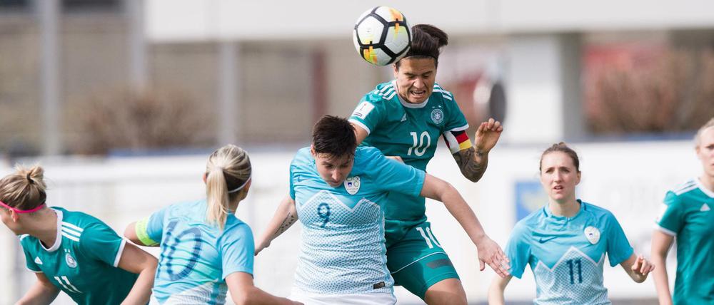 Obenauf. Dzsenifer Marozsan (Nummer 10) im Zweikampf mit Sloweniens Manja Rogan.