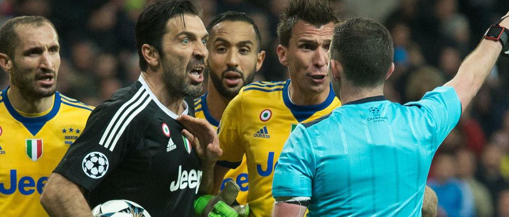 Wut und Entsetzen. Juves Profis nach der Elfmeterentscheidung gegen ihren Klub.