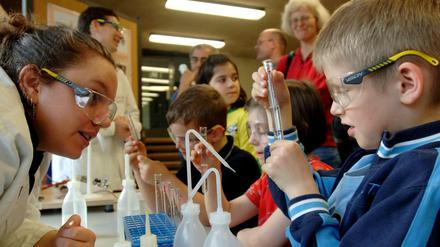Für Kinder und Jugendliche führt eine Science Rallye durch Labore und Institute der Naturwissenschaften.