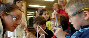 Für Kinder und Jugendliche führt eine Science Rallye durch Labore und Institute der Naturwissenschaften.