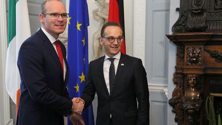 Bundesaußenminister Heiko Maas (r) wird von Simon Coveney, Außenminister und stellvertretender Regierungschef von Irland, empfangen.