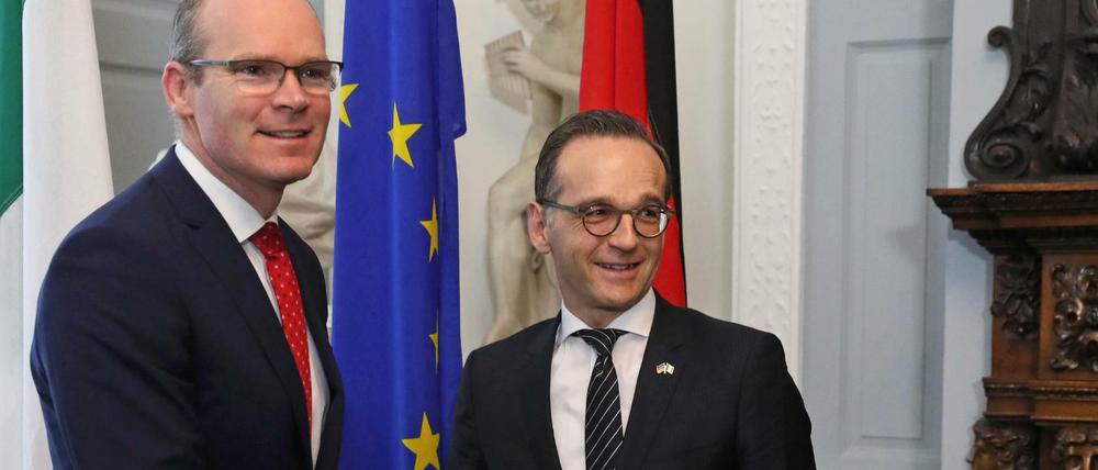 Bundesaußenminister Heiko Maas (r) wird von Simon Coveney, Außenminister und stellvertretender Regierungschef von Irland, empfangen.