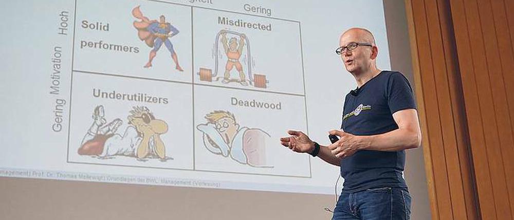 Fachliche Annäherung mal anders: Thomas Mellewigt bringt den Erstsemestern Betriebswirtschaftslehre auf humorvolle, umfassende und beispielhafte Art näher.