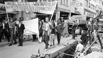 In der Bonner Innenstadt demonstrierten mehrere hundert Studenten und Jugendliche gegen das Attentat auf Rudi Dutschke und den Polizeieinsatz gegen Demonstranten.