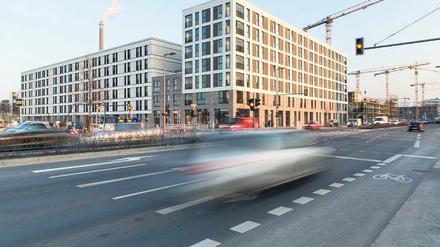 Stupide und monoton reihen sich die Rasterfassaden. Lebendige Stadtviertel sehen anders aus.