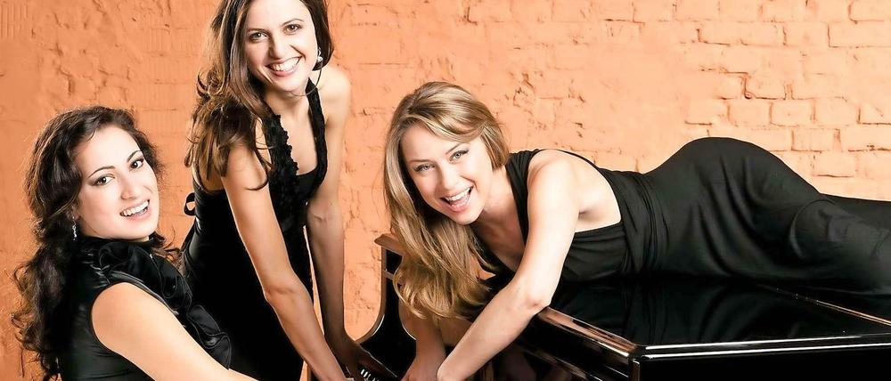 Sechshändig spielen die Musikerinnen von "Some Handsome Hands" am Flügel.